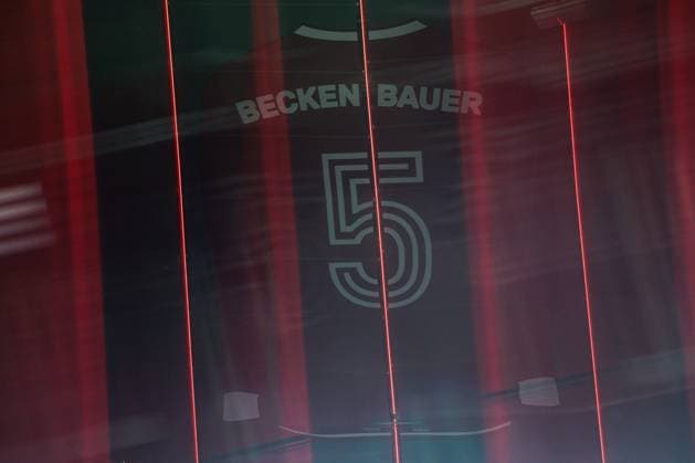 UEFA Champions League, FC Bayern München - Bayer 04 Leverkusen; 05.03.2025 Über der Südkurve ist das Trikot von Franz Beckenbauer, 5, ins Stadiondach gemalt. Tribut, Andenken Filter, Motionblur UEFA Champions League Achtelfinale Hinspiel, FC Bayern München - Bayer 04 Leverkusen; München, Allianz Arena am 05.03.2025 Copyright: xBEAUTIFULxSPORTS Wunderlx