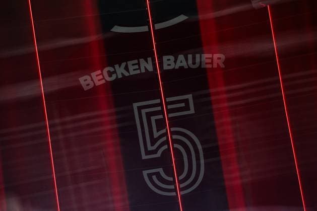 UEFA Champions League, FC Bayern München - Bayer 04 Leverkusen; 05.03.2025 Über der Südkurve ist das Trikot von Franz Beckenbauer, 5, ins Stadiondach gemalt. Tribut, Andenken Filter, Motionblur UEFA Champions League Achtelfinale Hinspiel, FC Bayern München - Bayer 04 Leverkusen; München, Allianz Arena am 05.03.2025 Copyright: xBEAUTIFULxSPORTS Wunderlx