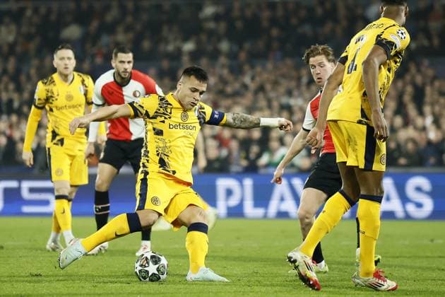 ROTTERDAM - (l-r) Lautaro Martinez of FC Internazionale Milano scores 0-2, Gijs Smal of Feyenoord during the UEFA Champions League match between Feyenoord and Internazionale Milano at Feyenoord Stadium de Kuip on March 5, 2025 in Rotterdam, Netherlands. ANP KOEN VAN WEEL UEFA Champions League 2024 25 Round of 16 First leg 2024 25 xVIxANPxSportx xxANPxIVx 521643615 originalFilename: 521643615.jpg