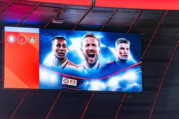 05.03.2025, FC Bayern München vs. Bayer Leverkusen, UEFA Champions League, Achtelfinale-Hinspiel FC Bayern München Spielankündigungsposter auf der Leinwand vor dem Anpiff Michael Olise (FC Bayern Muenchen, 17) Harry Kane (FC Bayern Muenchen, 9) Patrick Schick (Bayer 04 Leverkusen, 14) Copyright: xBahhoxKarax