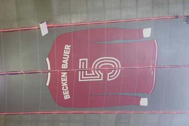 125 Jahre FC Bayern Muenchen, Gedenken an Franz Beckenbauer, Trikot mit der Nr. 5 unter dem Stadiondach, GER, FC Bayern Muenchen vs. Bayer 04 Leverkusen, Fussball, UEFA Champions League, Achtelfinale Hinspiel, Spielzeit 2024 2025, 05.03.2025, GER, FC Bayern Muenchen vs. Bayer 04 Leverkusen, Fussball, UEFA Champions League, Achtelfinale Hinspiel, Spielzeit 2024 2025, 05.03.2025 Muenchen Copyright: xEibner-Pressefoto JennixMaulx EP_JML