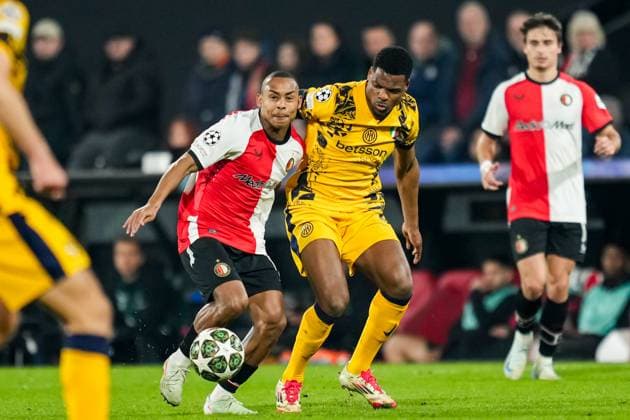 UEFA Champions League: Feyenoord v FC Inter Milan Rotterdam - Igor Paixao of Feyenoord, Denzel Dumfries of FC Inter Milan during the 1st leg of the round of 16 of new format of the Champions League 2024 2025. The match is set between Feyenoord and FC Inter Milan at Stadion Feijenoord De Kuip on 5 March 2025 in Rotterdam, The Netherlands. Copyright: xRenexNijhuisx