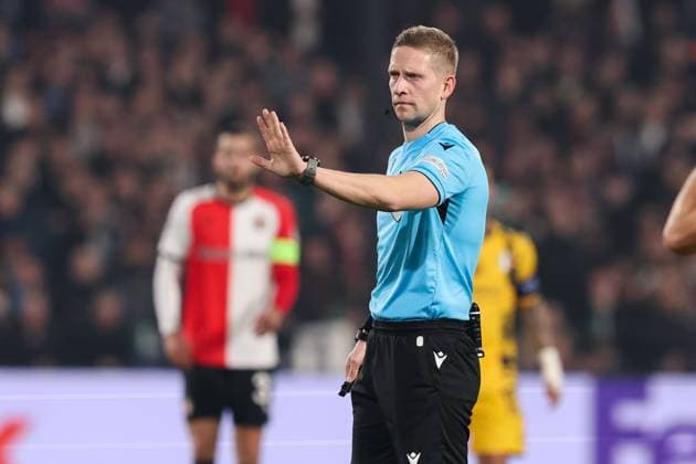 2025-03-05 Feyenoord v FC Internazionale Milano - UEFA Champions League 2024 25 Round of 16 First Leg ROTTERDAM, NETHERLANDS - MARCH 5: Referee Espen Eskas gestures during the UEFA Champions League 2024 25 Round of 16 First Leg match between Feyenoord and FC Internazionale Milano at Stadion Feijenoord on March 5, 2025 in Rotterdam, Netherlands. Rotterdam Stadion Feijenoord Netherlands Content not available for redistribution in The Netherlands directly or indirectly through any third parties. Copyright: xHansxvanxderxValkx
