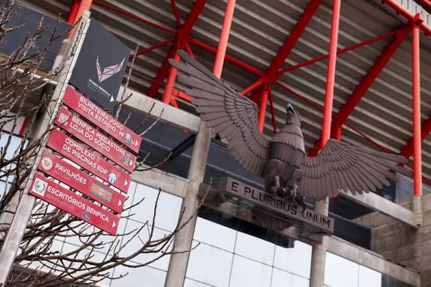 Portugal, Estadio do SL Benfica Lisbon 05. March 2025 Uefa Champions League phase 2024 25 Round of 16 S.L.Benfica - FC Barcelona, Barca v.l., Symbolfoto, Symbolbild: Stadio da Luz Eingang, Adler Copyright: JoaquimxFerreira