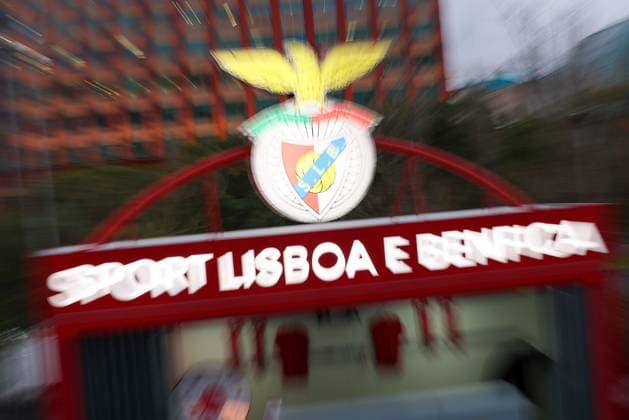 Portugal, Estadio do SL Benfica Lisbon 05. March 2025 Uefa Champions League phase 2024 25 Round of 16 S.L.Benfica - FC Barcelona, Barca v.l., Symbolfoto, Symbolbild: Logo Lisboa e Benfica Copyright: JoaquimxFerreira