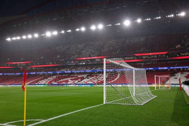 Portugal, Estadio do SL Benfica Lisbon 05. March 2025 Uefa Champions League phase 2024 25 Round of 16 S.L.Benfica - FC Barcelona, Barca v.l., Symbolfoto, Symbolbild: Stadion Innenraum, es regnet, Eckfahne Copyright: JoaquimxFerreira