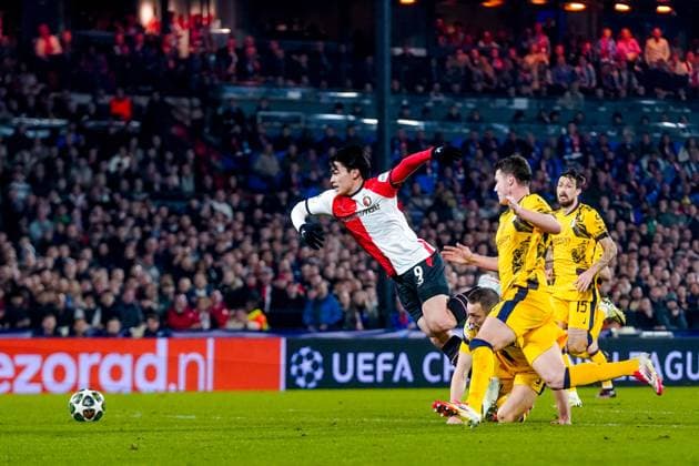 ROTTERDAM, 05-03-25, Stadium de Kuip, Champions League, 2024 2025, Feyenoord - Feyenoord Inter Milan, Inter Milan player Stefan De Vrij and Feyenoord player Ayase Ueda Feyenoord Inter Milan  x28179651x Copyright: