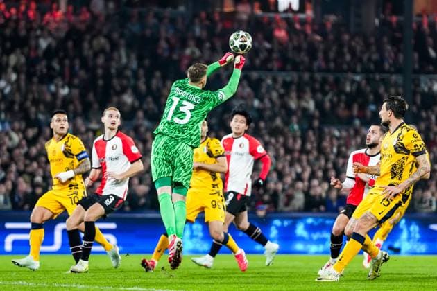 UEFA Champions League: Feyenoord v FC Inter Milan Rotterdam - FC Inter Milan goalkeeper Josep Martinez during the 1st leg of the round of 16 of new format of the Champions League 2024 2025. The match is set between Feyenoord and FC Inter Milan at Stadion Feijenoord De Kuip on 5 March 2025 in Rotterdam, The Netherlands. Copyright: xYannickxVerhoevenx