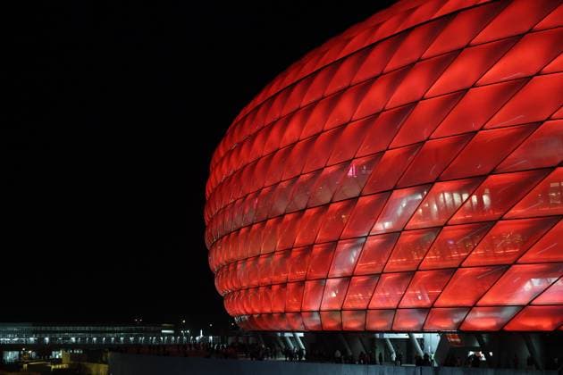 Fußball UEFA Champions League Achtelfinale FC Bayern München - Bayer 04 Leverkusen am 05.03.2025 in der Allianz Arena in München Außenansicht der beleuchteten Allianz Arena in München