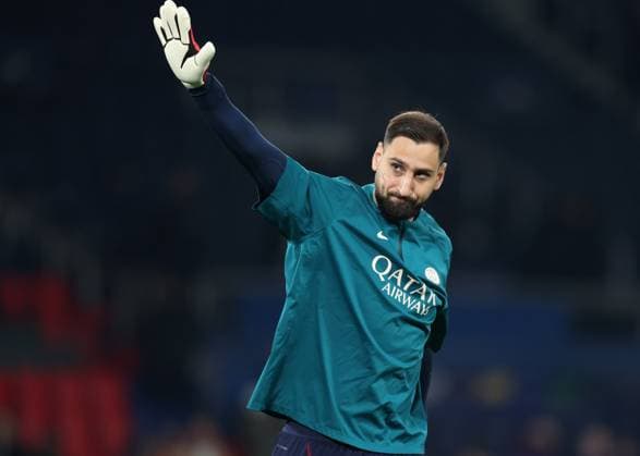 Paris, France, 5th March 2025. Gianluigi Donnarumma of Paris St Germain waves to the fns during the warm up before the UEFA Champions League match Paris Saint Germain vs Liverpool at Le Parc des Princes, Paris. Picture credit should read: Paul Terry Sportimage EDITORIAL USE ONLY. No use with unauthorised audio, video, data, fixture lists, club league logos or live services. Online in-match use limited to 120 images, no video emulation. No use in betting, games or single club league player publications. SPI_011_PT_PSG_Liverpool SPI-3726-0011