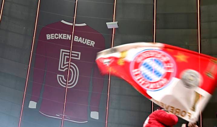 Sport Themen der Woche KW10 Sport Bilder des Tages 05.03.2025, Fussball UEFA Champions League 2024 2025: Achtelfinale, FC Bayern München - Bayer 04 Leverkusen, in der Allianz-Arena München. das Trikot von Franz Beckenbauer mit der Nummer 5 hängt als Erinnerung an den Verstorbenen, ehemaligen Bayern Spieler und Vereins-Ikone unter dem Stadiondach der Allianz Arena ***DFL and DFB regulations prohibit any use of photographs as image sequences and or quasi-video.*** *** 05 03 2025, Football UEFA Champions League 2024 2025 Round of 16, FC Bayern Munich Bayer 04 Leverkusen, in the Allianz Arena Munich the jersey of Franz Beckenbauer with the number 5 hangs under the stadium roof of the Allianz Arena as a reminder of the deceased, former Bayern player and club icon DFL and DFB regulations prohibit any use of photographs as image sequences and or quasi video