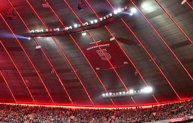 05.03.2025, Fussball UEFA Champions League 2024 2025: Achtelfinale, FC Bayern München - Bayer 04 Leverkusen, in der Allianz-Arena München. das Trikot von Franz Beckenbauer mit der Nummer 5 hängt als Erinnerung an den Verstorbenen, ehemaligen Bayern Spieler und Vereins-Ikone unter dem Stadiondach der Allianz Arena