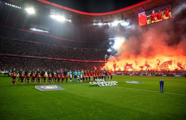 Fußball, Herren, Saison 2024 2025, Champions League (Achtelfinale, Hinspiel), FC Bayern München - Bayer Leverkusen, Fans von Bayern zünden Pyrotechnik, 05.03. 2025, Copyright: xMatthiasxKochx