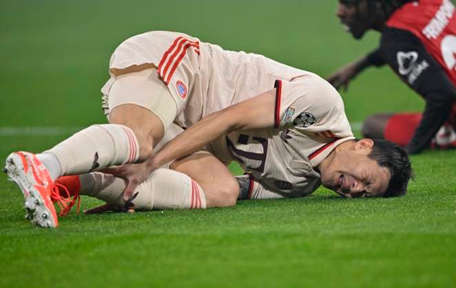 Min-jae Kim FC Bayern Muenchen FCB (03) verletzt Verletzung am Boden FC Bayern Muenchen FCB vs Bayer 04 Leverkusen B04 Achtelfinale Hinspiel 05.03.2025 DFL REGULATIONS PROHIBIT ANY USE OF PHOTOGRAPHS AS IMAGE SEQUENCES AND OR QUASI-VIDEO FC Bayern Muenchen FCB vs Bayer 04 Leverkusen B04