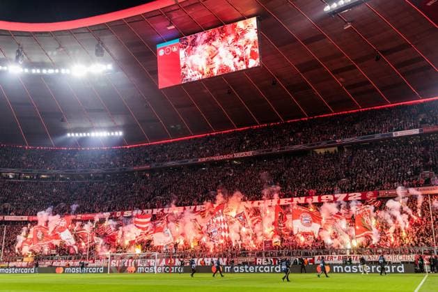UEFA Champions League, FC Bayern München - Bayer 04 Leverkusen; 05.03.2025 Zu Spielbeginn brennen zahlreiche Bengalos in der Südkurve der Fans des FC Bayern München UEFA Champions League Achtelfinale Hinspiel, FC Bayern München - Bayer 04 Leverkusen; München, Allianz Arena am 05.03.2025 Copyright: xBEAUTIFULxSPORTS Wunderlx