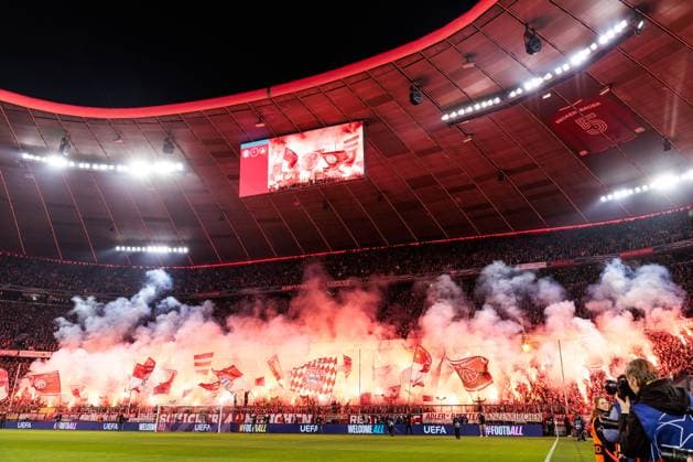 UEFA Champions League, FC Bayern München - Bayer 04 Leverkusen; 05.03.2025 Zu Spielbeginn brennen zahlreiche Bengalos in der Südkurve der Fans des FC Bayern München UEFA Champions League Achtelfinale Hinspiel, FC Bayern München - Bayer 04 Leverkusen; München, Allianz Arena am 05.03.2025 Copyright: xBEAUTIFULxSPORTS Wunderlx