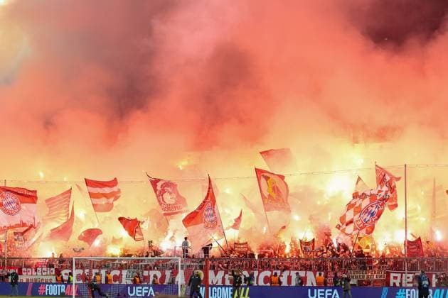 Pyrotechnik der Bayern Fans beim Einlaufen der Mannschaft, GER, FC Bayern Muenchen vs. Bayer 04 Leverkusen, Fussball, UEFA Champions League, Achtelfinale Hinspiel, Spielzeit 2024 2025, 05.03.2025, GER, FC Bayern Muenchen vs. Bayer 04 Leverkusen, Fussball, UEFA Champions League, Achtelfinale Hinspiel, Spielzeit 2024 2025, 05.03.2025 Muenchen Copyright: xEibner-Pressefoto JennixMaulx EP_JML