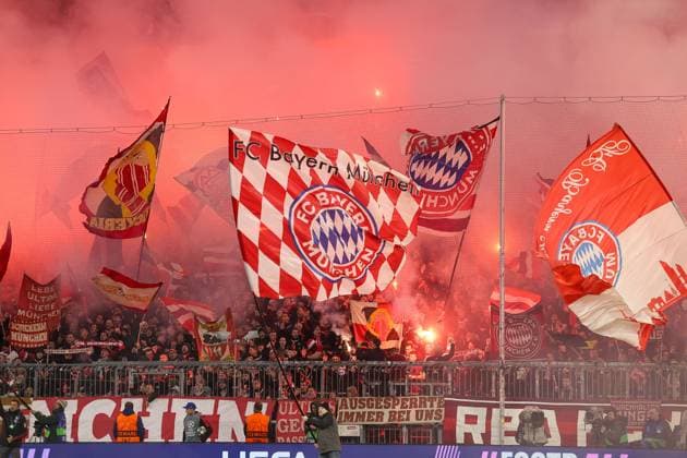 Pyrotechnik der Bayern Fans beim Einlaufen der Mannschaft, GER, FC Bayern Muenchen vs. Bayer 04 Leverkusen, Fussball, UEFA Champions League, Achtelfinale Hinspiel, Spielzeit 2024 2025, 05.03.2025, GER, FC Bayern Muenchen vs. Bayer 04 Leverkusen, Fussball, UEFA Champions League, Achtelfinale Hinspiel, Spielzeit 2024 2025, 05.03.2025 Muenchen Copyright: xEibner-Pressefoto JennixMaulx EP_JML
