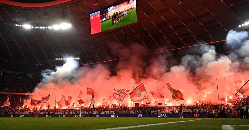 05.03.2025, Fussball UEFA Champions League 2024 2025: Achtelfinale, FC Bayern München - Bayer 04 Leverkusen, in der Allianz-Arena München. Pyro im Fanblock von FC Bayern München