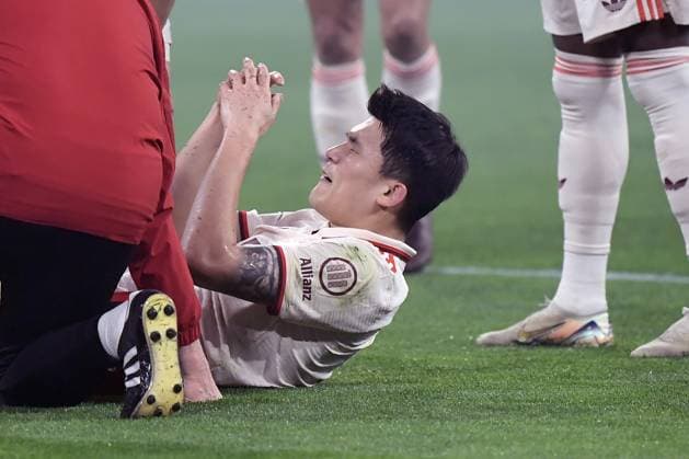05.03.2025, xemx, Fussball UEFA Champions League, FC Bayern Muenchen - Bayer 04 Leverkusen v.l. Min-jae Kim (FC Bayern Muenchen) verletzt, Verletzung, Schmerz, Schmerzen (DFL DFB REGULATIONS PROHIBIT ANY USE OF PHOTOGRAPHS as IMAGE SEQUENCES and or QUASI-VIDEO) Muenchen