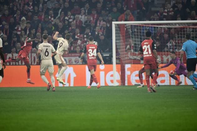 05.03.2025, xemx, Fussball UEFA Champions League, FC Bayern Muenchen - Bayer 04 Leverkusen v.l. Harry Kane (FC Bayern Muenchen) Torschuetze, erzielt das Tor, Treffer, scores the goal 1:0 (DFL DFB REGULATIONS PROHIBIT ANY USE OF PHOTOGRAPHS as IMAGE SEQUENCES and or QUASI-VIDEO) Muenchen