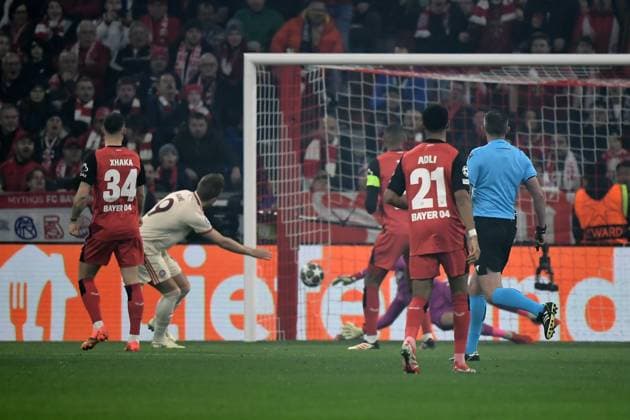 05.03.2025, xemx, Fussball UEFA Champions League, FC Bayern Muenchen - Bayer 04 Leverkusen v.l. Harry Kane (FC Bayern Muenchen) Torschuetze, erzielt das Tor, Treffer, scores the goal 1:0 (DFL DFB REGULATIONS PROHIBIT ANY USE OF PHOTOGRAPHS as IMAGE SEQUENCES and or QUASI-VIDEO) Muenchen