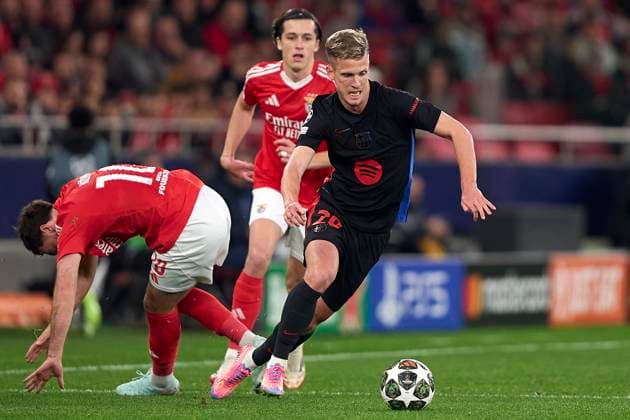 SL Benfica Vs FC Barcelona, Barca - UEFA Champions League 2024 25 Round Of 16 First Leg Dani Olmo of FC Barcelona competes for the ball with Orkun Kokcu of SL Benfica during the UEFA Champions League 2024 25 UEFA Champions League 2024 25 Round of 16 first leg match between SL Benfica and FC Barcelona at on March 05, 2025 in Lisbon, Portugal. Lisbon, Portugal Lisbon Portugal  Copyright: xJosexManuelxAlvarezxReyx originalFilename:alvarezrey-slbenfic250305_npLMt.jpg