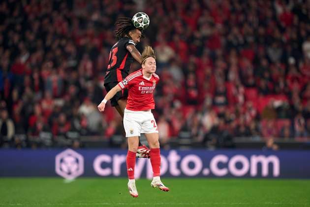 SL Benfica Vs FC Barcelona, Barca - UEFA Champions League 2024 25 Round Of 16 First Leg Jules Kounde of FC Barcelona competes for the ball with Andreas Schjelderup of SL Benfica during the UEFA Champions League 2024 25 UEFA Champions League 2024 25 Round of 16 first leg match between SL Benfica and FC Barcelona at on March 05, 2025 in Lisbon, Portugal. Lisbon, Portugal Lisbon Portugal  Copyright: xJosexManuelxAlvarezxReyx originalFilename:alvarezrey-slbenfic250305_npZbI.jpg
