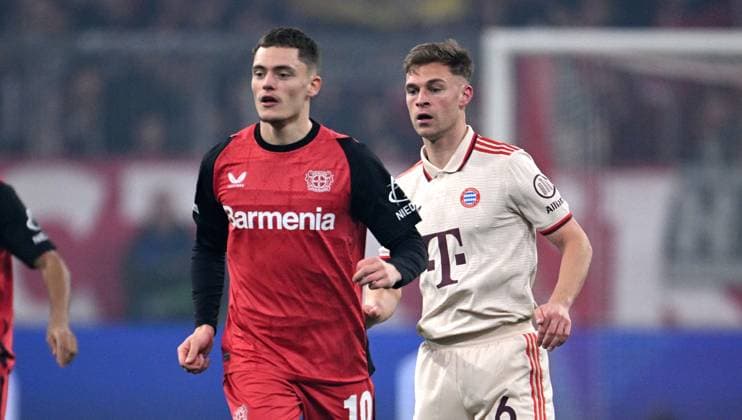 FUSSBALL CHAMPIONS LEAGUE SAISON 2024 2025 Achtelfinal Hinspiel FC Bayern Muenchen - Bayer 04 Leverkusen 05.03.2025 Florian Wirtz (li, Bayer 04 Leverkusen) mit Joshua Kimmich (re, FC Bayern Muenchen)