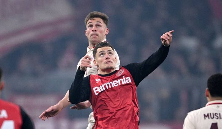 Sport Bilder des Tages FUSSBALL CHAMPIONS LEAGUE SAISON 2024 2025 Achtelfinal Hinspiel FC Bayern Muenchen - Bayer 04 Leverkusen 05.03.2025 Florian Wirtz (li, Bayer 04 Leverkusen) mit Joshua Kimmich (re, FC Bayern Muenchen)