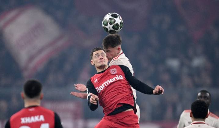 FUSSBALL CHAMPIONS LEAGUE SAISON 2024 2025 Achtelfinal Hinspiel FC Bayern Muenchen - Bayer 04 Leverkusen 05.03.2025 Florian Wirtz (li, Bayer 04 Leverkusen) mit Joshua Kimmich (re, FC Bayern Muenchen)