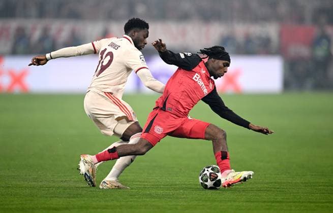FUSSBALL CHAMPIONS LEAGUE SAISON 2024 2025 Achtelfinal Hinspiel FC Bayern Muenchen - Bayer 04 Leverkusen 05.03.2025 Alphonso Davies (li, FC Bayern Muenchen) gegen Jeremie Frimpong (re, Bayer 04 Leverkusen)