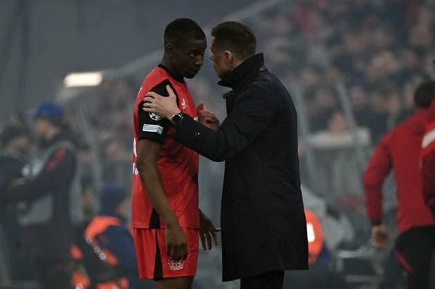 05.03.2025, xjrdrx, Fussball UEFA Champions League, FC Bayern Muenchen - Bayer 04 Leverkusen v.l. Jeremie Frimpong (Bayer Leverkusen) Trainer Xabi Alonso (Bayer Leverkusen) (DFL DFB REGULATIONS PROHIBIT ANY USE OF PHOTOGRAPHS as IMAGE SEQUENCES and or QUASI-VIDEO) Muenchen