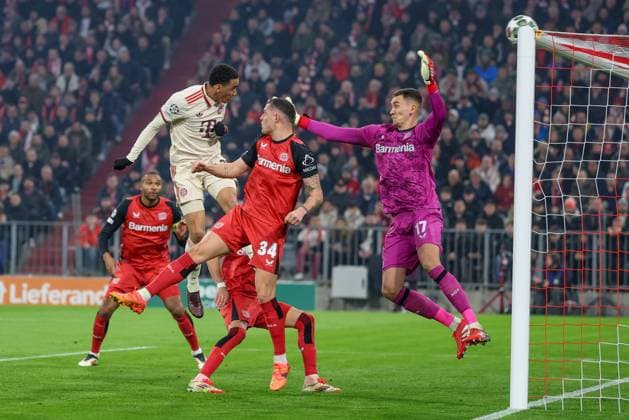 Jamal Musiala 42 (FC Bayern Muenchen) koepft den Ball an die Latte, Matej Kovar 17 (Bayer 04 Leverkusen), Granit Xhaka 34 (Bayer 04 Leverkusen), FC Bayern Muenchen vs. Bayer 04 Leverkusen, Fussball, Champions League, Achtelfinale, Hinspiel, 05.03.2025 Muenchen Bayern Deutschland