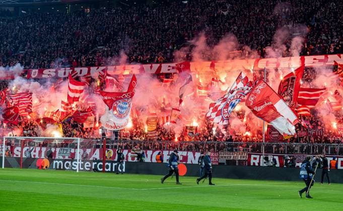 Pyrotechnik in der Suedkurve der Bayernfans vor Spielbeginn. GER, FC Bayern Muenchen vs. Bayer 04 Leverkusen, Fussball, Champions League, Achtelfinale, Hinspiel, Spielzeit 2024 2025, 05.03. (DFL DFB REGULATIONS PROHIBIT ANY USE OF PHOTOGRAPHS as IMAGE SEQUENCES and or QUASI-VIDEO). GER, FC Bayern Muenchen vs. Bayer 04 Leverkusen, Fussball, Champions League, Achtelfinale, Hinspiel, Spielzeit 2024 2025, 05.03. Muenchen Copyright: xEibner-Pressefoto HeikexFeinerx EP_HFR