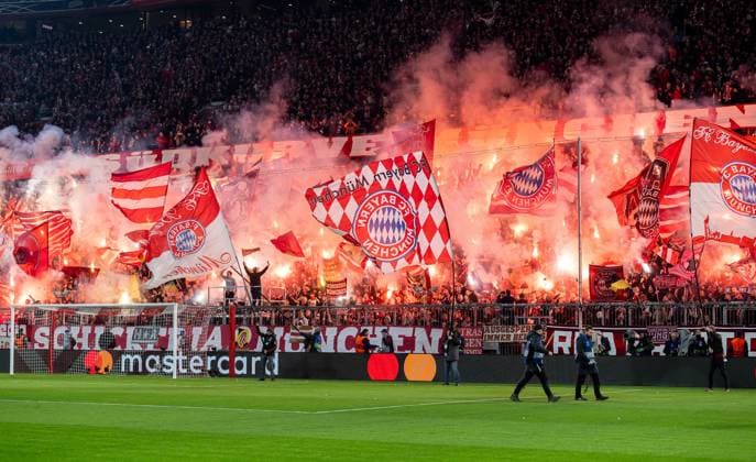 Sport Themen der Woche KW10 Sport Bilder des Tages Pyrotechnik in der Suedkurve der Bayernfans vor Spielbeginn. GER, FC Bayern Muenchen vs. Bayer 04 Leverkusen, Fussball, Champions League, Achtelfinale, Hinspiel, Spielzeit 2024 2025, 05.03. (DFL DFB REGULATIONS PROHIBIT ANY USE OF PHOTOGRAPHS as IMAGE SEQUENCES and or QUASI-VIDEO). GER, FC Bayern Muenchen vs. Bayer 04 Leverkusen, Fussball, Champions League, Achtelfinale, Hinspiel, Spielzeit 2024 2025, 05.03. Muenchen *** Pyrotechnics in the south curve of the Bayern fans before the start of the match GER, FC Bayern Muenchen vs Bayer 04 Leverkusen, Football, Champions League, round of 16, first leg, 2024 2025 season, 05 03 DFL DFB REGULATIONS PROHIBIT ANY USE OF PHOTOGRAPHS as IMAGE SEQUENCES and or QUASI VIDEO GER, FC Bayern Muenchen vs Bayer 04 Leverkusen, Football, Champions League, Round of 16, First leg, Season 2024 2025, 05 03 Muenchen Copyright: xEibner-Pressefoto HeikexFeinerx EP_HFR