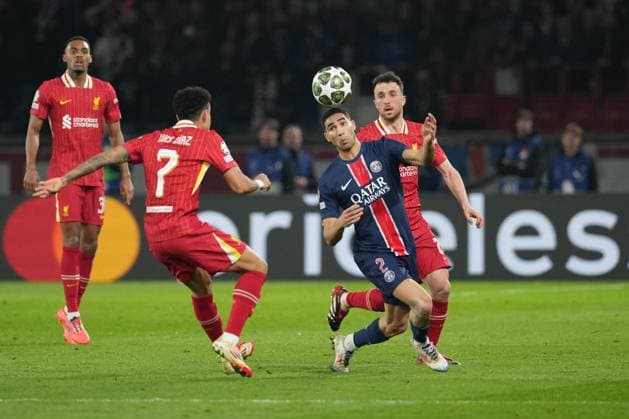 Achraf Hakimi of PSG takes on Luis Diaz of Liverpool Paris Saint-Germain v Liverpool, UEFA Champions League, Round of 16, First Leg, Football, Parc des Princes, Paris, France - 05 Mar 2025 EDITORIAL USE ONLY No use with unauthorised audio, video, data, fixture lists, club league logos or live services. Online in-match use limited to 120 images, no video emulation. No use in betting, games or single club league player publications. Copyright: xDavexWinter Shutterstockx 15178313ad