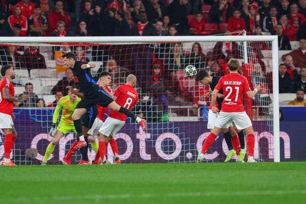 Portugal, Estadio do SL Benfica Lisbon 05. March 2025 Uefa Champions League phase 2024 25 Round of 16 S.L.Benfica - FC Barcelona, Barca v.l., Pau Cubarsi (FC Barcelona) Kopfball, Kopfballduell, Torwart Anatoliy Trubin (S.L.Benfica) Copyright: JoaquimxFerreira