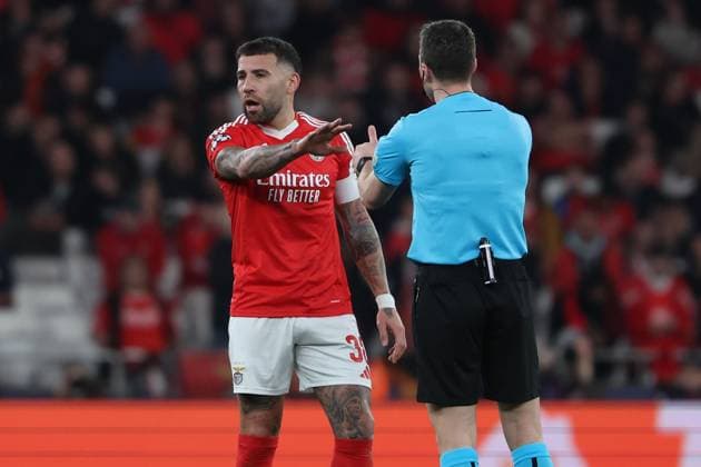 Portugal, Estadio do SL Benfica Lisbon 05. March 2025 Uefa Champions League phase 2024 25 Round of 16 S.L.Benfica - FC Barcelona, Barca v.l., Nicolas Otamendi (S.L.Benfica) diskutiert mit Schiedsrichter, Felix Zweyer (GER) gibt Anweisungen, gestikuliert, mit den Armen gestikulieren gives instructions, gesticulate. Copyright: JoaquimxFerreira