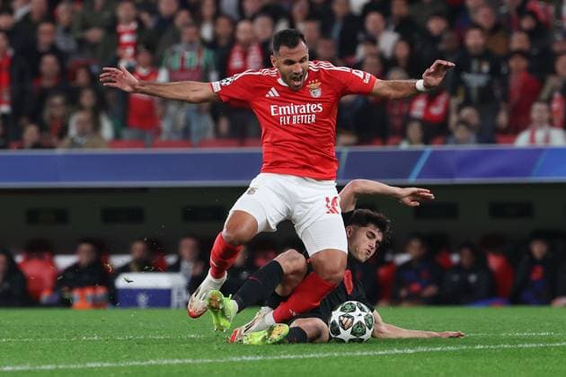 Portugal, Estadio do SL Benfica Lisbon 05. March 2025 Uefa Champions League phase 2024 25 Round of 16 S.L.Benfica - FC Barcelona, Barca v.l., Vangelis Pavlidis (S.L.Benfica), Pau Cubarsi (FC Barcelona) Zweikampf, Action, Aktion, Battles for the Ball Copyright: JoaquimxFerreira