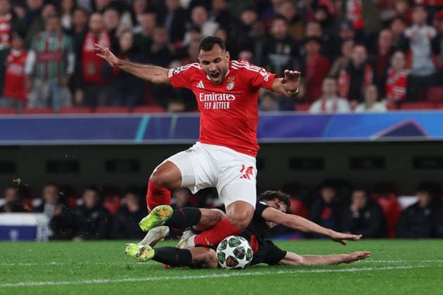 Portugal, Estadio do SL Benfica Lisbon 05. March 2025 Uefa Champions League phase 2024 25 Round of 16 S.L.Benfica - FC Barcelona, Barca v.l., Vangelis Pavlidis (S.L.Benfica), Pau Cubarsi (FC Barcelona) Zweikampf, Action, Aktion, Battles for the Ball Copyright: JoaquimxFerreira