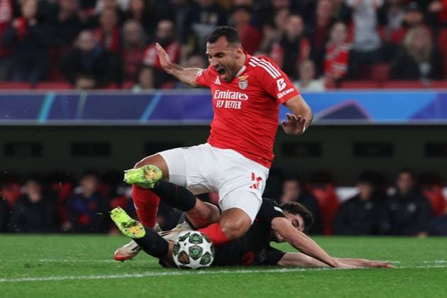 Portugal, Estadio do SL Benfica Lisbon 05. March 2025 Uefa Champions League phase 2024 25 Round of 16 S.L.Benfica - FC Barcelona, Barca v.l., Vangelis Pavlidis (S.L.Benfica), Pau Cubarsi (FC Barcelona) Zweikampf, Action, Aktion, Battles for the Ball Copyright: JoaquimxFerreira