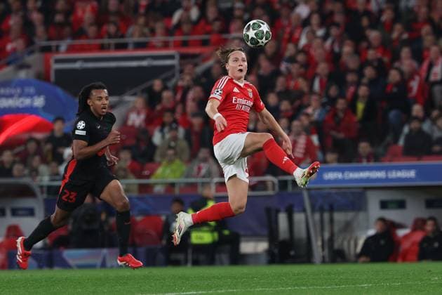 Portugal, Estadio do SL Benfica Lisbon 05. March 2025 Uefa Champions League phase 2024 25 Round of 16 S.L.Benfica - FC Barcelona, Barca v.l., Jules Kounde (FC Barcelona), Andreas Schjelderup (S.L.Benfica) Copyright: JoaquimxFerreira