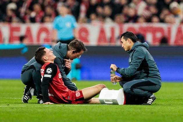 UEFA Champions League, FC Bayern München - Bayer 04 Leverkusen; 05.03.2025 Florian Wirtz (Bayer 04 Leverkusen, 10) muss angeschlagen behandelt werden UEFA Champions League Achtelfinale Hinspiel, FC Bayern München - Bayer 04 Leverkusen; München, Allianz Arena am 05.03.2025 Copyright: xBEAUTIFULxSPORTS Wunderlx