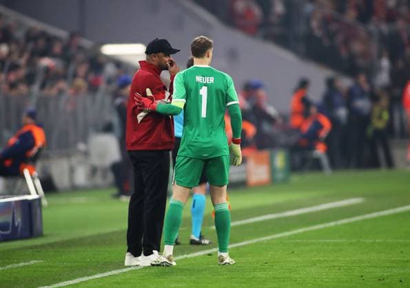 Fussball, Herren, Champions League, Saison 2024 2025, FC Bayern München - Bayer 04 Leverkusen, Achtelfinale Hinspiel,Allianz Arena Vincent Kompany, Trainer (FC Bayern München) (li.) gibt Manuel Neuer (FC Bayern München) (re.) Anweisungen am Spielfeldrand