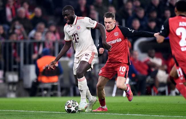 FUSSBALL CHAMPIONS LEAGUE SAISON 2024 2025 Achtelfinal Hinspiel FC Bayern Muenchen - Bayer 04 Leverkusen 05.03.2025 Dayot Upamecano (li, FC Bayern Muenchen) gegen Florian Wirtz (re, Bayer 04 Leverkusen)