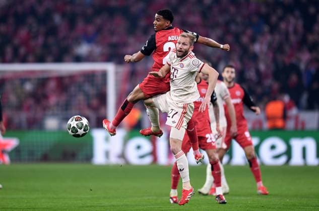 FUSSBALL CHAMPIONS LEAGUE SAISON 2024 2025 Achtelfinal Hinspiel FC Bayern Muenchen - Bayer 04 Leverkusen 05.03.2025 Amine Adli (li, Bayer 04 Leverkusen) gegen Konrad Laimer (re, FC Bayern Muenchen)