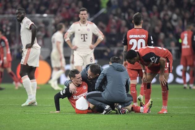 05.03.2025, xemx, Fussball UEFA Champions League, FC Bayern Muenchen - Bayer 04 Leverkusen v.l. Florian Wirtz (Bayer Leverkusen) verletzt, Verletzung, Schmerz, Schmerzen (DFL DFB REGULATIONS PROHIBIT ANY USE OF PHOTOGRAPHS as IMAGE SEQUENCES and or QUASI-VIDEO) Muenchen