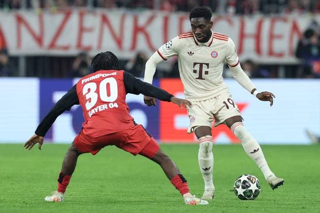 Fußball UEFA Champions League Achtelfinale FC Bayern München - Bayer 04 Leverkusen am 05.03.2025 in der Allianz Arena in München Jeremie Frimpong ( Leverkusen ), links - Alphonso Davies ( München ), rechts
