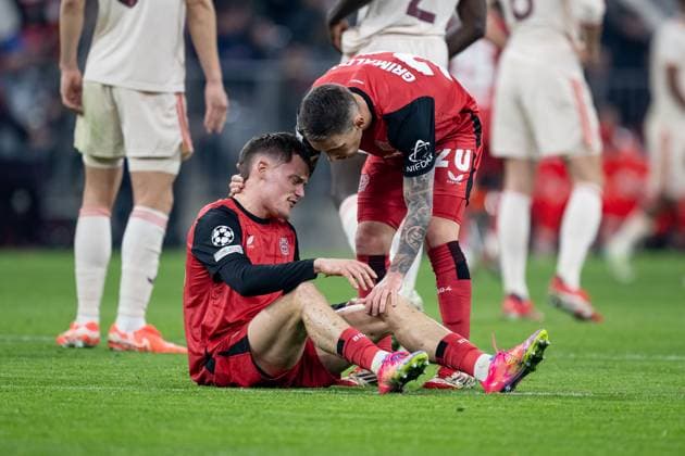 Alejandro Grimaldo (Bayer 04 Leverkusen, 20) erkundigt sich nach dem Befinden von Florian Wirtz (Bayer 04 Leverkusen, 10), der mit Schmerzen auf dem Rasen sitzt. GER, FC Bayern Muenchen vs. Bayer 04 Leverkusen, Fussball, Champions League, Achtelfinale, Hinspiel, Spielzeit 2024 2025, 05.03. (DFL DFB REGULATIONS PROHIBIT ANY USE OF PHOTOGRAPHS as IMAGE SEQUENCES and or QUASI-VIDEO). GER, FC Bayern Muenchen vs. Bayer 04 Leverkusen, Fussball, Champions League, Achtelfinale, Hinspiel, Spielzeit 2024 2025, 05.03. Muenchen Copyright: xEibner-Pressefoto HeikexFeinerx EP_HFR